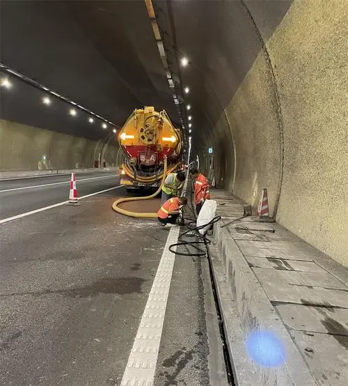 呈贡隧道排水渠清淤